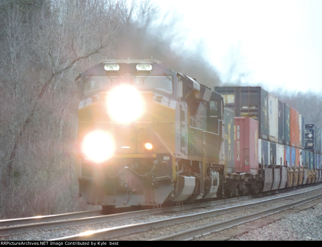 CSX 8908 on I008